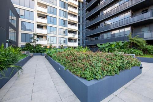 Elevated Escape - 2BR w Gym & Rooftop Spa in Ivanhoe