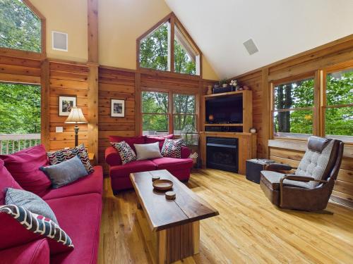 Top of the Line Asheville Mountain Cabin in Leicester, USA