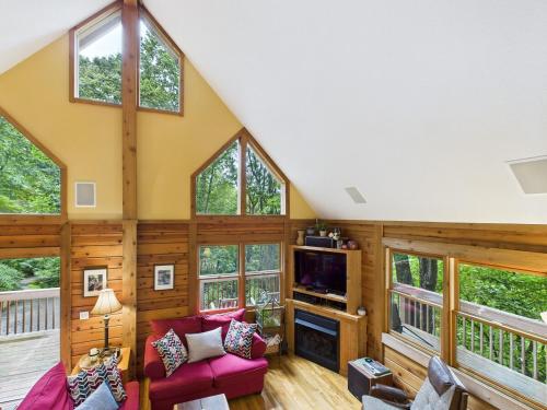 Top of the Line Asheville Mountain Cabin in Leicester, USA
