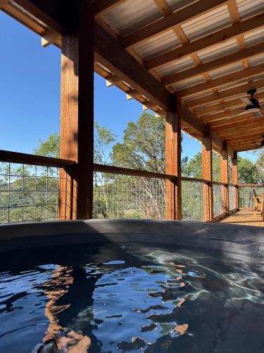 Private Cabin with Amazing Hilltop Views of Sunrise, Sunset and Wildlife & Hot Tub, Canyon Lake (foto 9)