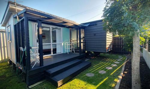 Cozy Tiny House Near The Beach in Moturoa