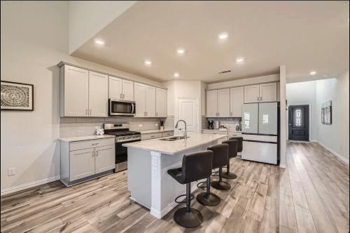. Furnished 5-bed-3-bath Executive Home