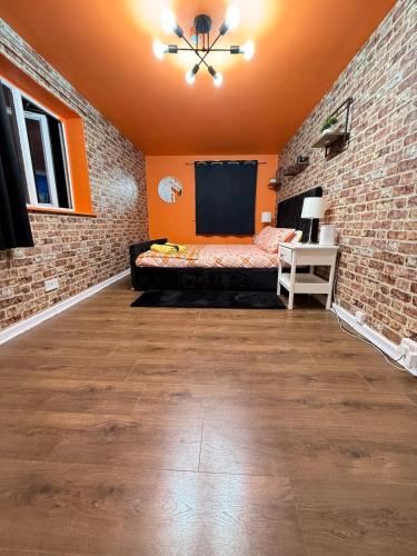 The Tangerine Retreat by Station in Brookfields Kórház környéke