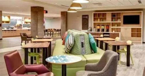 共用Lounge/電視區, 海沃德希爾頓惠庭酒店 (Home2 Suites by Hilton Hayward) in 海沃德 (CA)