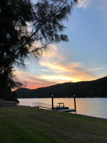 Waterfront Double-Cabin Getaway in Wisemans Ferry