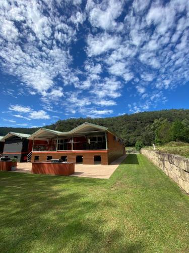 Waterfront Double-Cabin Getaway in Wisemans Ferry