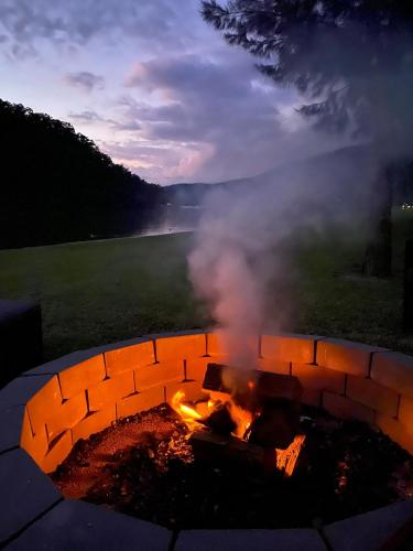 Waterfront Double-Cabin Getaway in Wisemans Ferry
