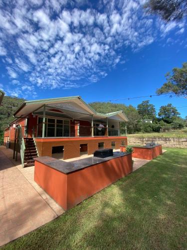 Waterfront Double-Cabin Getaway in Wisemans Ferry