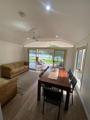 Waterfront Double-Cabin Getaway in Wisemans Ferry