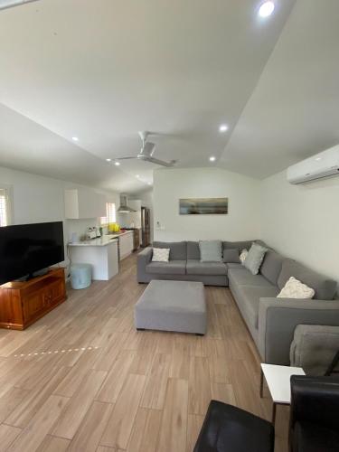 Waterfront Double-Cabin Getaway in Wisemans Ferry