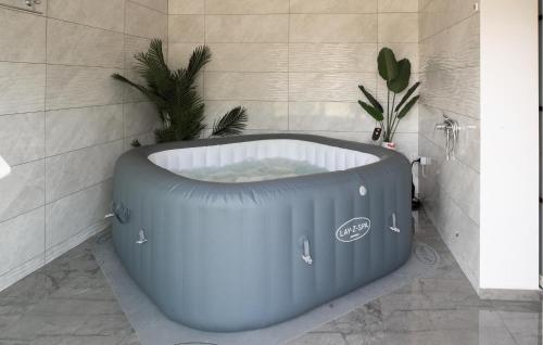 酒店活動, Nice Home In Draganic With House A Panoramic View in 渣加廸