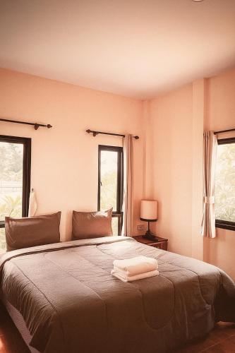 กลางนา รีสอร์ท near Wat Saranat Thammaram