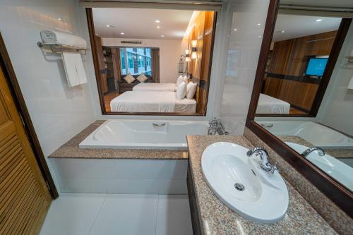 room detail thumbnail 2