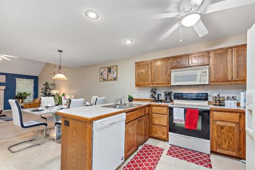 Spacious Kansas City Townhome with 2 Living Rooms Near Downtown and MCI Airport, Kansas City (zdjęcie 8)