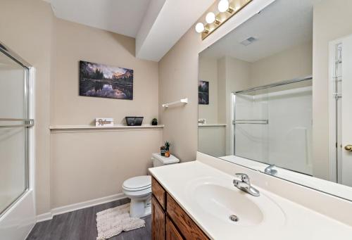 Spacious Kansas City Townhome with 2 Living Rooms Near Downtown and MCI Airport, Kansas City (zdjęcie 7)