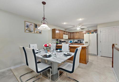 Spacious Kansas City Townhome with 2 Living Rooms Near Downtown and MCI Airport, Kansas City (zdjęcie 4)