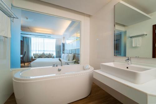 room detail thumbnail 2