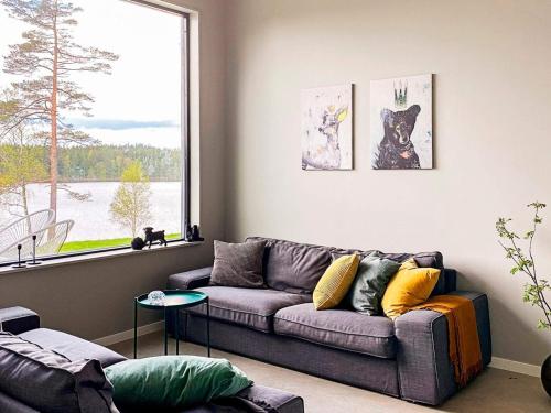 Cozy Sea House with Guest Cottage in Hacksvik