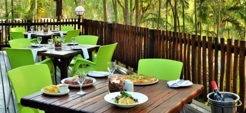Restoran, eBundu Lodge in Kawasan Perindustrian Axis