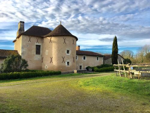 Holiday Home in Thurageau with Private Pool