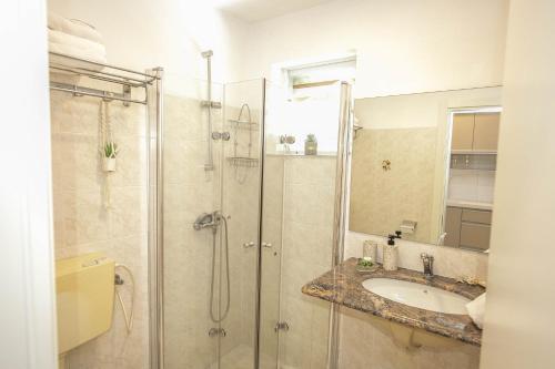 Zuhanyzó, Orhan Havaya in Shear Yashuv