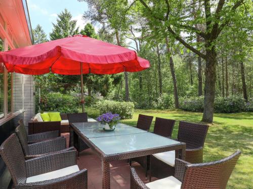 Rõdu/terrass, Holiday Home in Huijbergen near Forest in Huijbergen