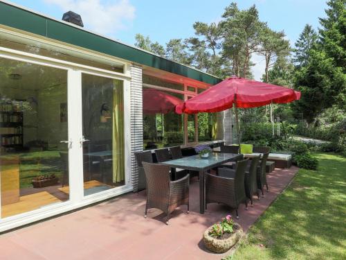 Rõdu/terrass, Holiday Home in Huijbergen near Forest in Huijbergen