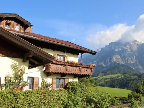 Buitenkant, Spacious Apartment in Leogang Salzburg with Garden in Madreit