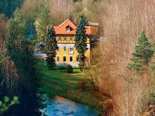 Villa Rotschoenberg im Tal der Freiberger Mulde in Großschirma, Deutschland