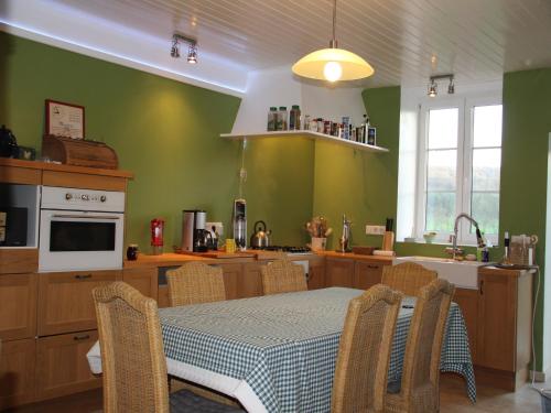 virtuve, Villa with Spa  Pool in Channay