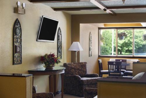 Super 8 by Wyndham Whitewater WI in Whitewater, USA