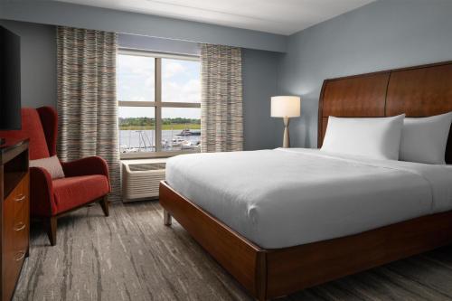Hilton Garden Inn Charleston Waterfront/Downtown Room Type - King Room with Water View