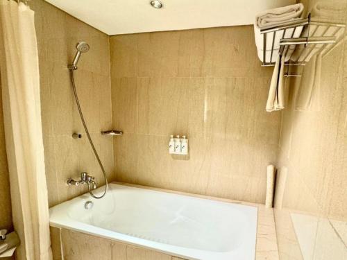 Salle de bain, Swiss-Belhotel Balikpapan in Balikpapan