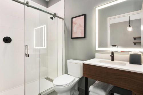 La Quinta Inn & Suites by Wyndham Mount Laurel Moorestown - image 2
