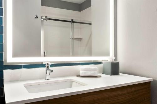 La Quinta Inn & Suites by Wyndham Mount Laurel Moorestown - image 9
