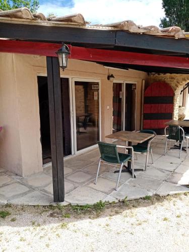 Le Val du Pyrate Petit déj compris, piscine, parking (Le Val du Pyrate Petit dej compris, piscine, parking) in Colonzelle
