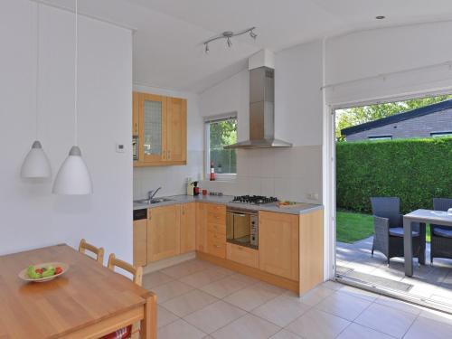 設施, Bungalow near Veerse Meer  Beach in 金帕蘭