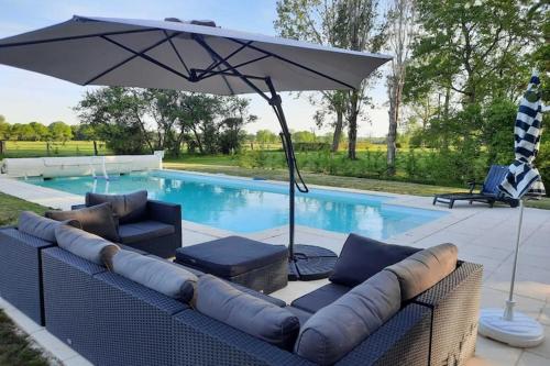 Peldbaseins, Beautiful authentic holiday home with pool in Šantenaj-Sent-Imberta