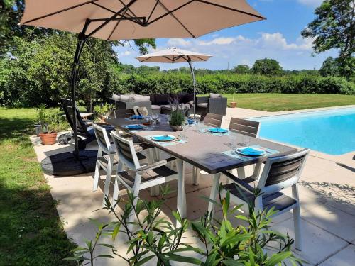 Balkons/terase, Beautiful authentic holiday home with pool in Šantenaj-Sent-Imberta