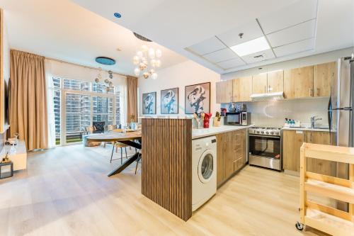 Marina-Facing Balcony Overlooking Yachts and Skyline 2BR, Stone throw from Tram, Easy Walk to Beach and Mall, Continental Tower, Dubai Marina by Deluxe Holiday Homes, Dubai (Foto 7)