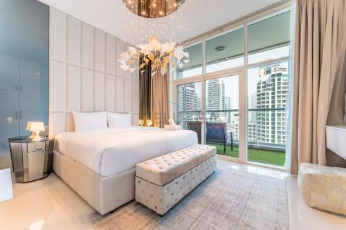 Marina-Facing Balcony Overlooking Yachts and Skyline 2BR, Stone throw from Tram, Easy Walk to Beach and Mall, Continental Tower, Dubai Marina by Deluxe Holiday Homes, Dubai (Foto 4)