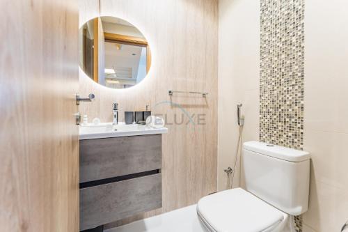 Marina-Facing Balcony Overlooking Yachts and Skyline 2BR, Stone throw from Tram, Easy Walk to Beach and Mall, Continental Tower, Dubai Marina by Deluxe Holiday Homes, Dubai (Foto 9)