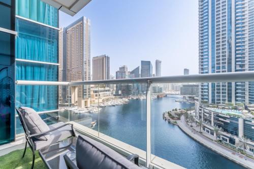 Marina-Facing Balcony Overlooking Yachts and Skyline 2BR, Stone throw from Tram, Easy Walk to Beach and Mall, Continental Tower, Dubai Marina by Deluxe Holiday Homes, Dubai (Foto 3)