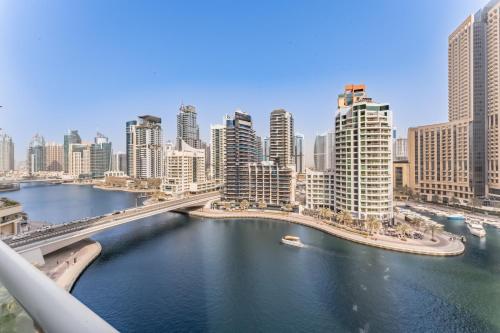 Marina-Facing Balcony Overlooking Yachts and Skyline 2BR, Stone throw from Tram, Easy Walk to Beach and Mall, Continental Tower, Dubai Marina by Deluxe Holiday Homes, Dubai (Foto 6)