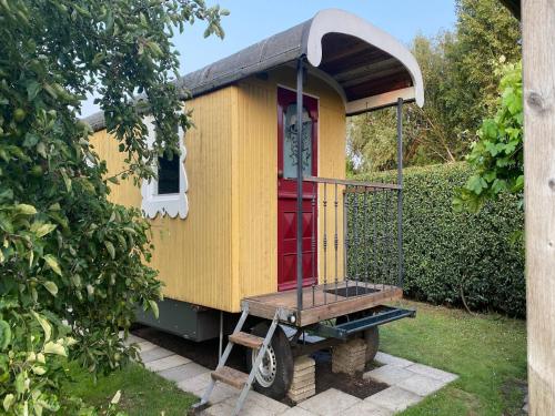 Gypsy Caravan in Weideblick with Farm Animals