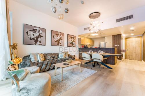 Marina-Facing Balcony Overlooking Yachts and Skyline 2BR, Stone throw from Tram, Easy Walk to Beach and Mall, Continental Tower, Dubai Marina by Deluxe Holiday Homes, Dubai (Foto 2)
