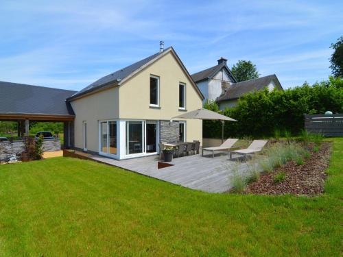 Stylish Holiday Home in Houffalize with Sauna, Patio, Garden gîte à louer Petit Bois