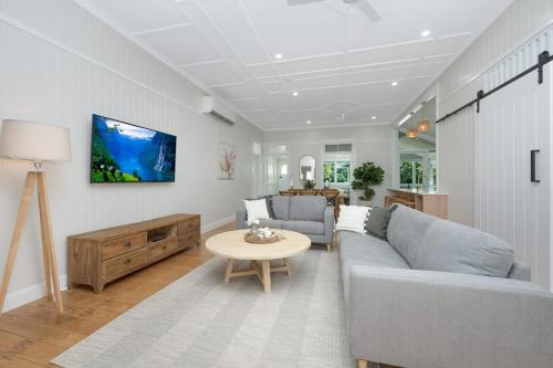 Grand 4BR Queenslander on Harold Sleeps 7