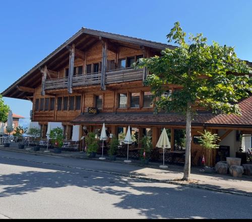餐廳, Ferienwohnung Pfrundmatte mit Panoramablick in 埃希