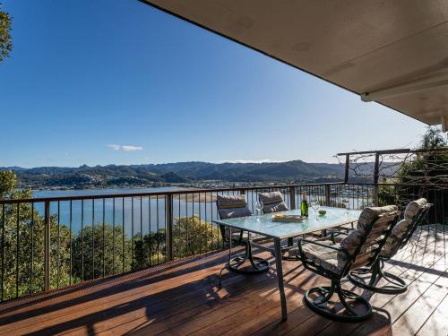 Vista Exterior, The Mount Paku Bach - Tairua Holiday Home in Tairua